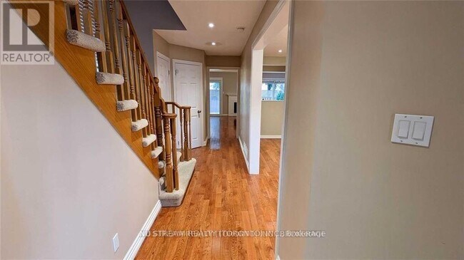 Photo du bâtiment - 2031 Lumberman Ln