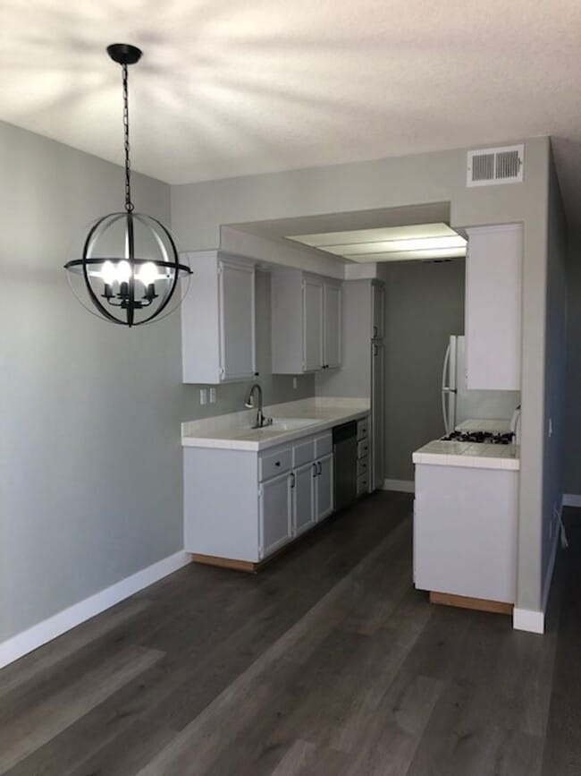 Foto del edificio - Beautiful 3 bedroom 2 bath Townhome across...