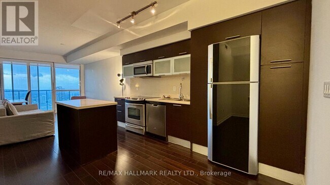 Building Photo - 386 Yonge St