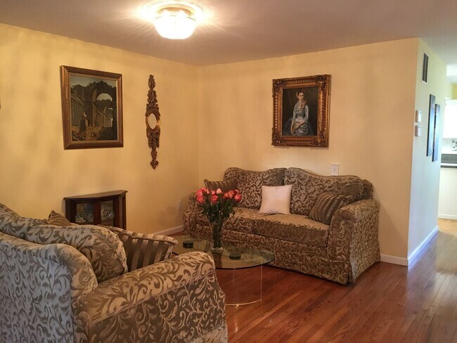 Building Photo - Gorgeous 4 BR Townhouse in Germantown!
