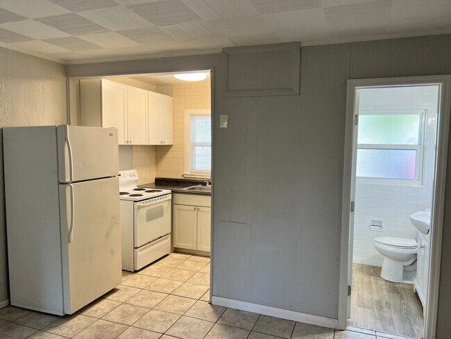 Building Photo - 405 S Cirus Ave