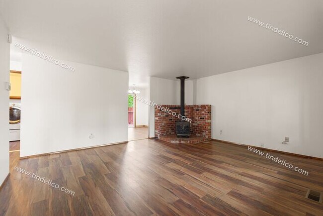 Foto del edificio - Private Cully Neighborhood 3 Bedroom 2 Bathroom Home - Attached Garage & Fenced Yard!