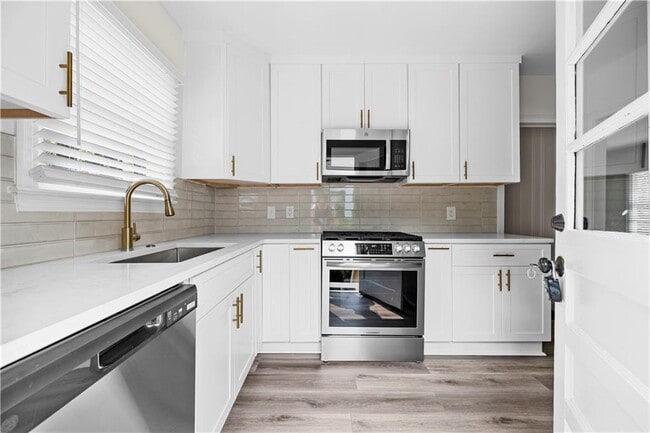 Building Photo - 990 Lindridge Dr NE