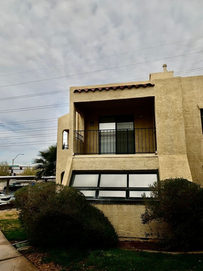 Building Photo - Henderson Cute 2 Bedroom Condominium