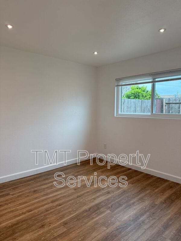 Foto del edificio - 803 W Harding Ave