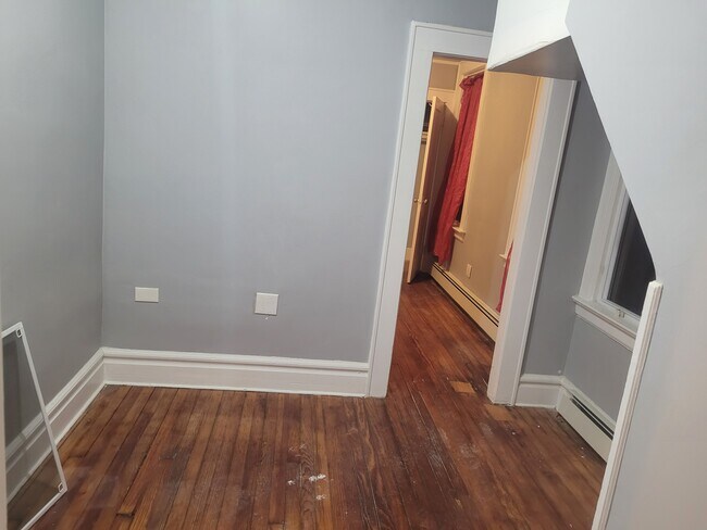 Half bedroom - 87 22nd St