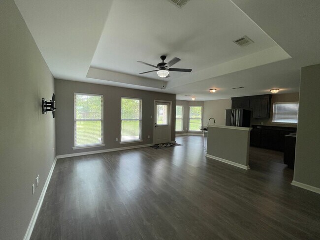 Building Photo - 3 Bedroom in Gonzales