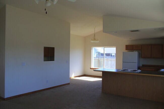 Building Photo - 3 Bedroom Home North of CWU