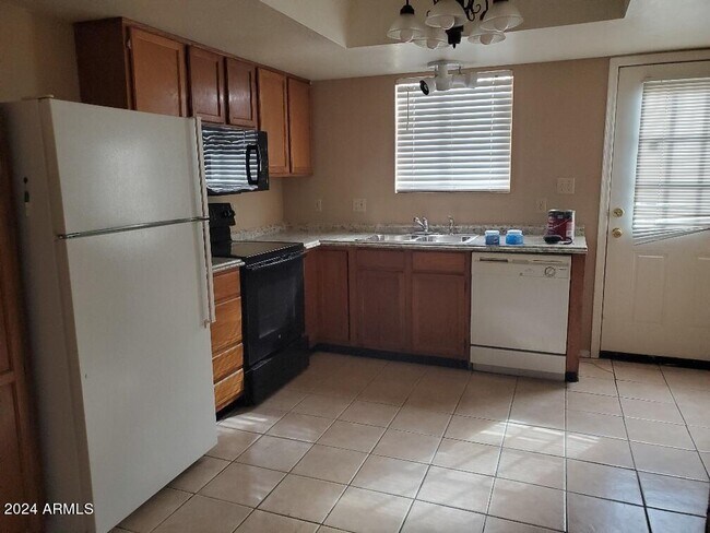 Building Photo - 916 N Pueblo Dr