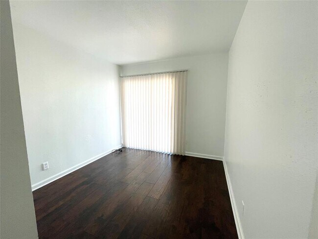 Building Photo - 2814 S Bartell Dr