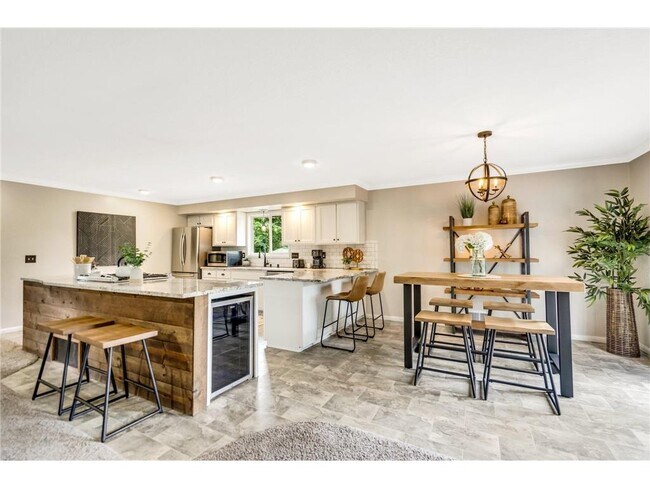 Foto del edificio - 540 Orchid Ln N
