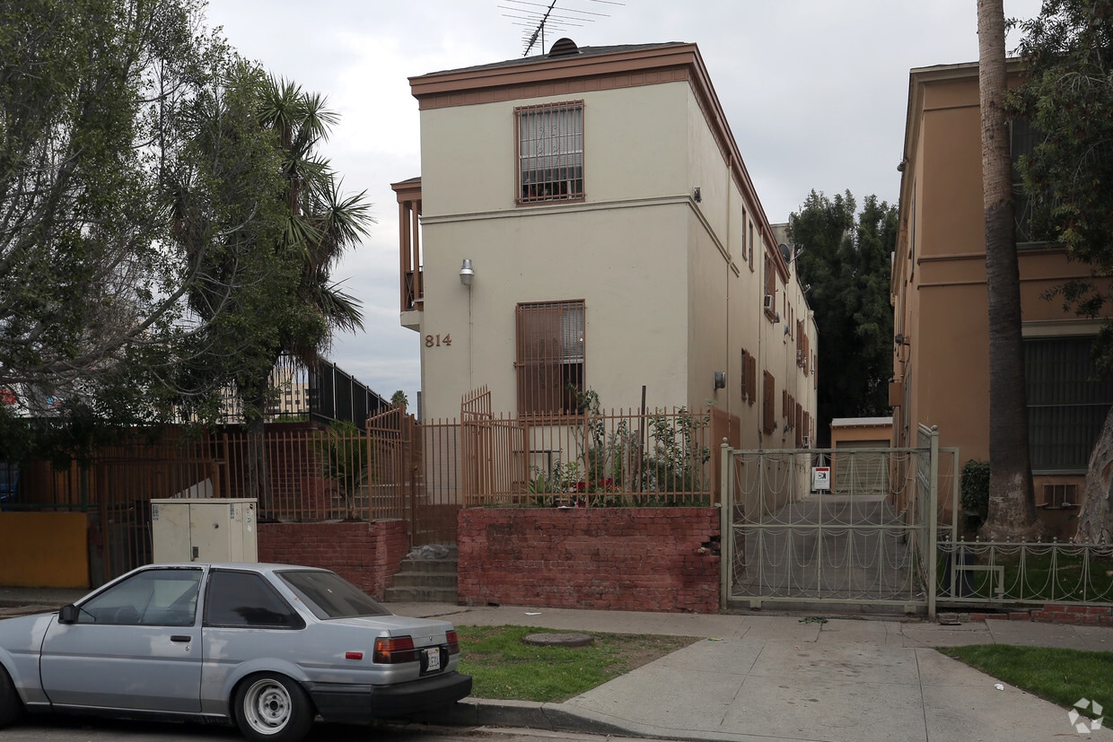 Foto principal - 820 S Serrano Ave