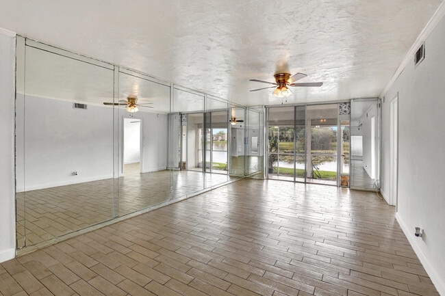 Foto del edificio - 9400 N Hollybrook Lake Dr