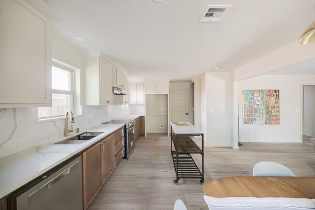 Foto del edificio - A beautifully renovated 4 bedroom home in The Village!