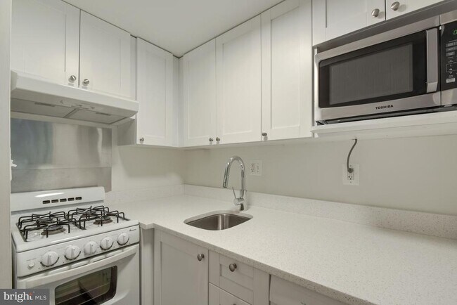 Building Photo - 1739 1/2 Corcoran St NW