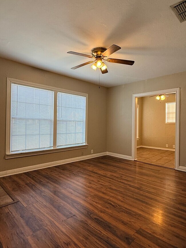 Building Photo - 1 Bedroom 1 Bath - Office Space - Large Yard