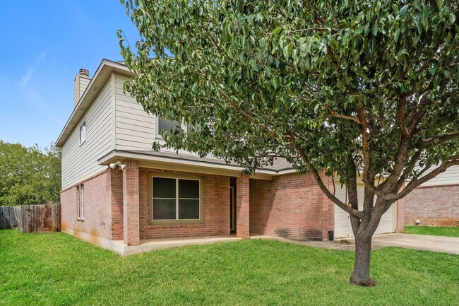 Building Photo - Large 5 Bedroom! $250 off the first full month!