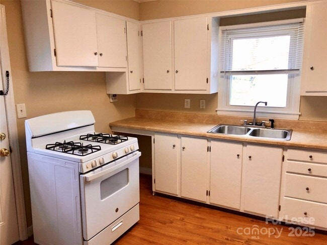 Building Photo - 805 Grier St