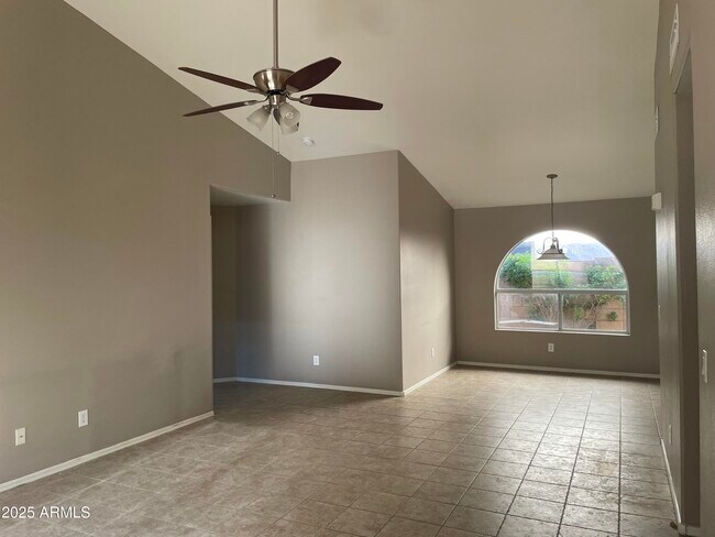 Foto del edificio - 2204 E Crest Ln