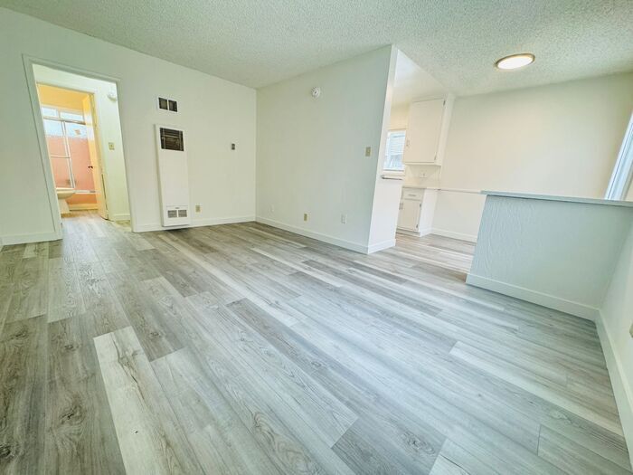 Foto principal - 1 Bed/1 Bath PRIME Location!