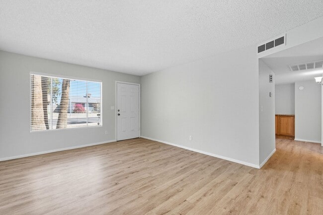Foto del edificio - Three bedrooms plus big garage!