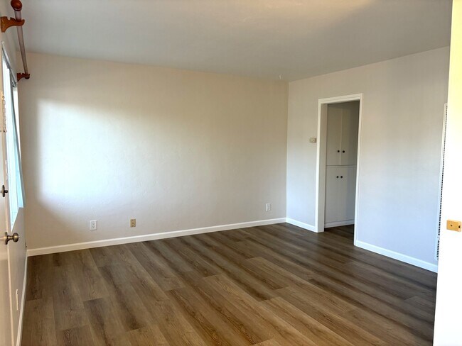 Building Photo - 5253 Monroe Ave