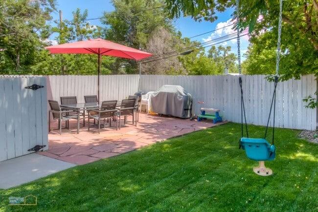 Building Photo - Trailside Living: 5BR Home Steps from Sanitas & Pearl Street