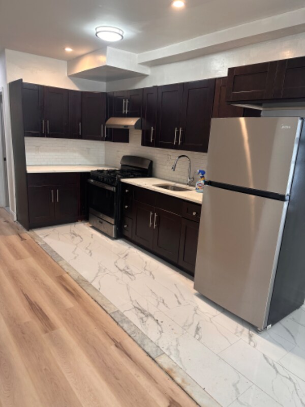 Building Photo - 667 Linwood St