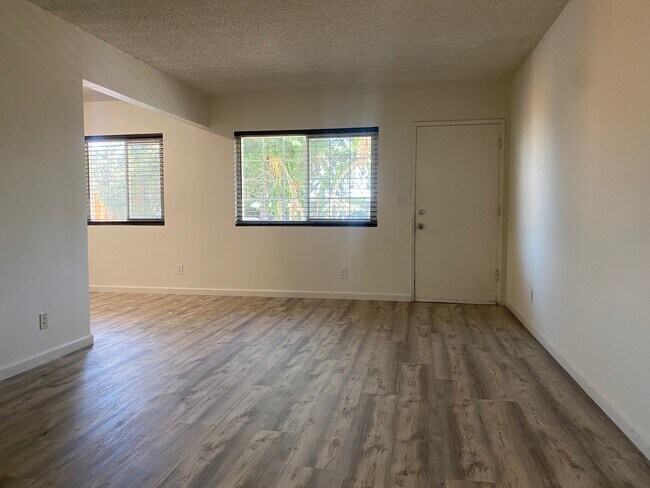 Vista 1 de la sala de estar - 39 S Venice Blvd