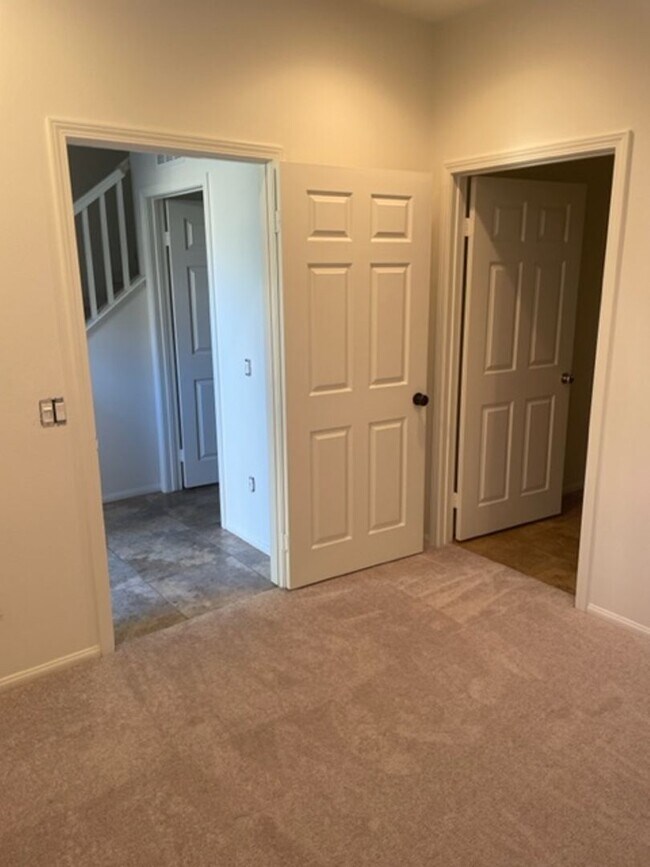Building Photo - Stunning 3 story 3 bedroom 3 bath townhome