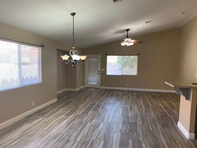 Foto del edificio - Single story 4br, 2bth, 2cg