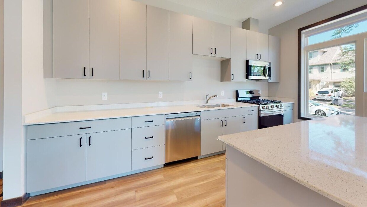 Foto principal - 614 11th Ave SE