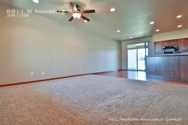 Building Photo - Beautiful 3 Bedroom townhome $500 Deposit!