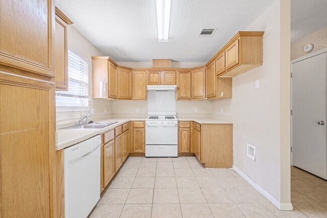 Foto del edificio - 3 Bedroom, 2 Bath Home on a Shady Lot in H...