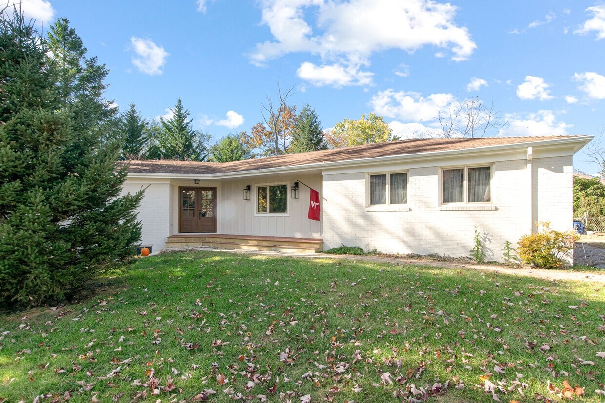Primary Photo - 5 Bed/4.5 Bath Undergrads OK Close to VT