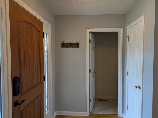 Foto del edificio - 3BR/2.5Bath House in NE Hickory