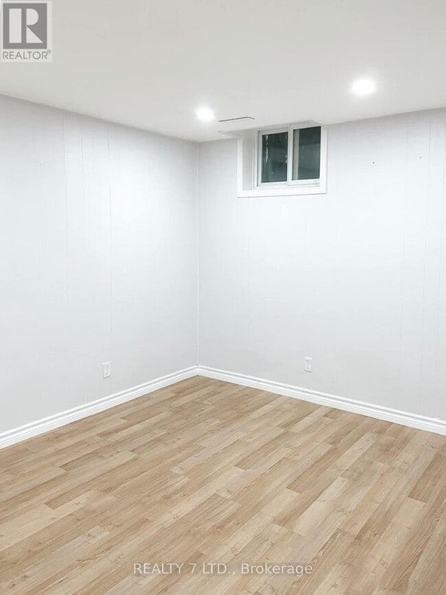 Building Photo - 551 Hayward Crescent