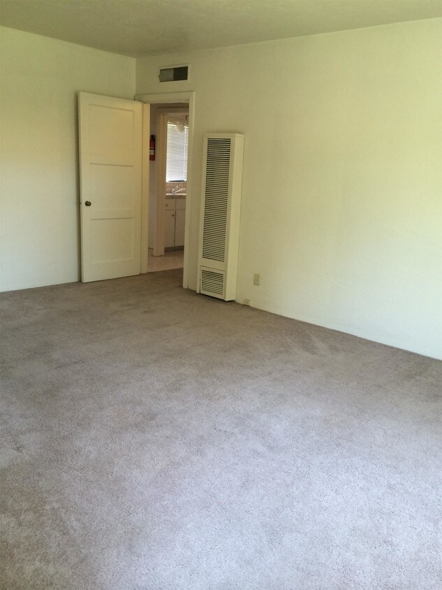 Foto principal - 3458 E Clinton Ave