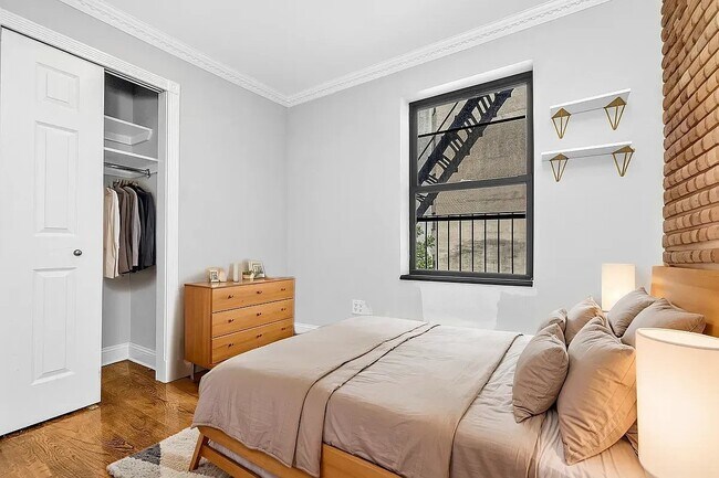 Foto del edificio - 326 E 35th St