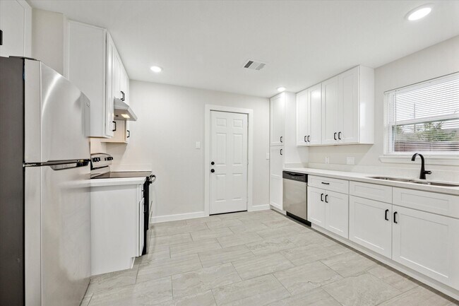 Building Photo - 6731 London St