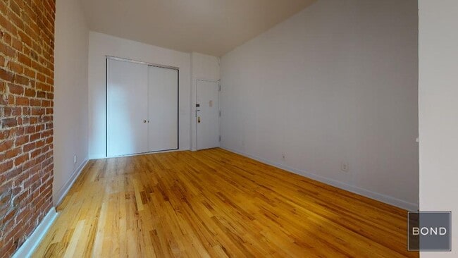 Building Photo - 212 E 85th St