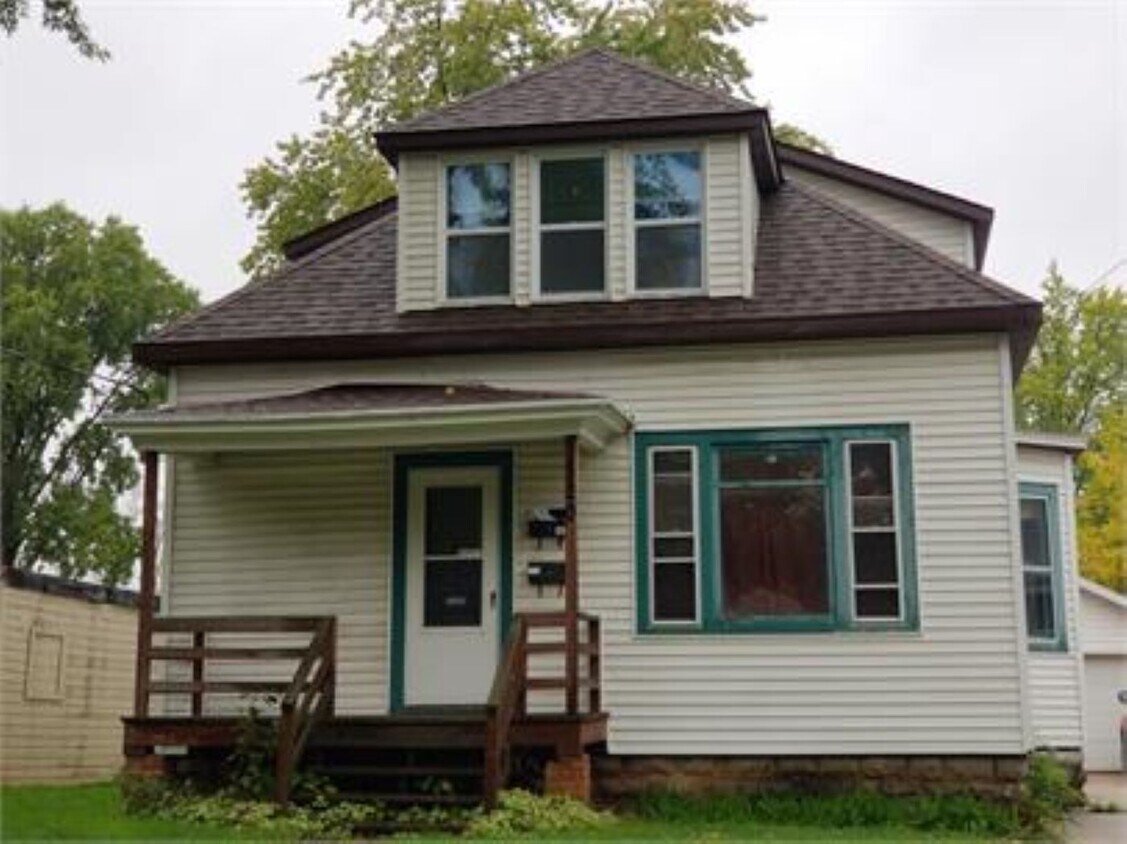 320 S Roosevelt St Unit Upper, Green Bay, WI 54301 Apartments in