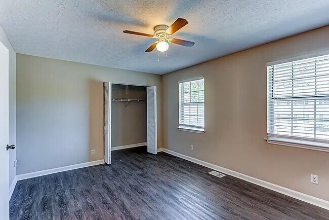 Foto del edificio - 3494 Creekview Pl