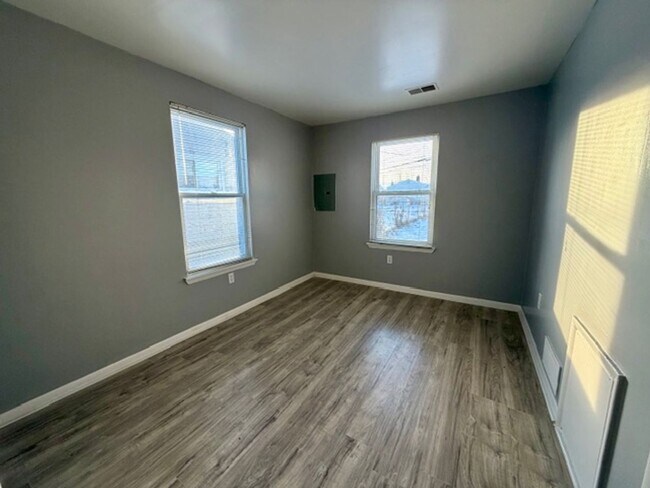 Foto del edificio - 2 Bedroom 1 Bath House For Lease Call 313-429-3244 KPM Detroit For Easy Showings