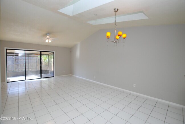 Foto del edificio - 2390 Ironstone Dr E