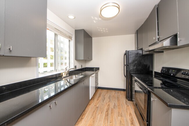 Foto del edificio - 3227 Shelter Bay Ave
