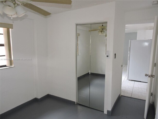 Foto del edificio - 681 NE 3rd Pl