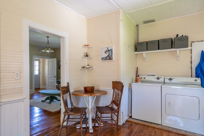 Foto del edificio - 823 Crescent St NE