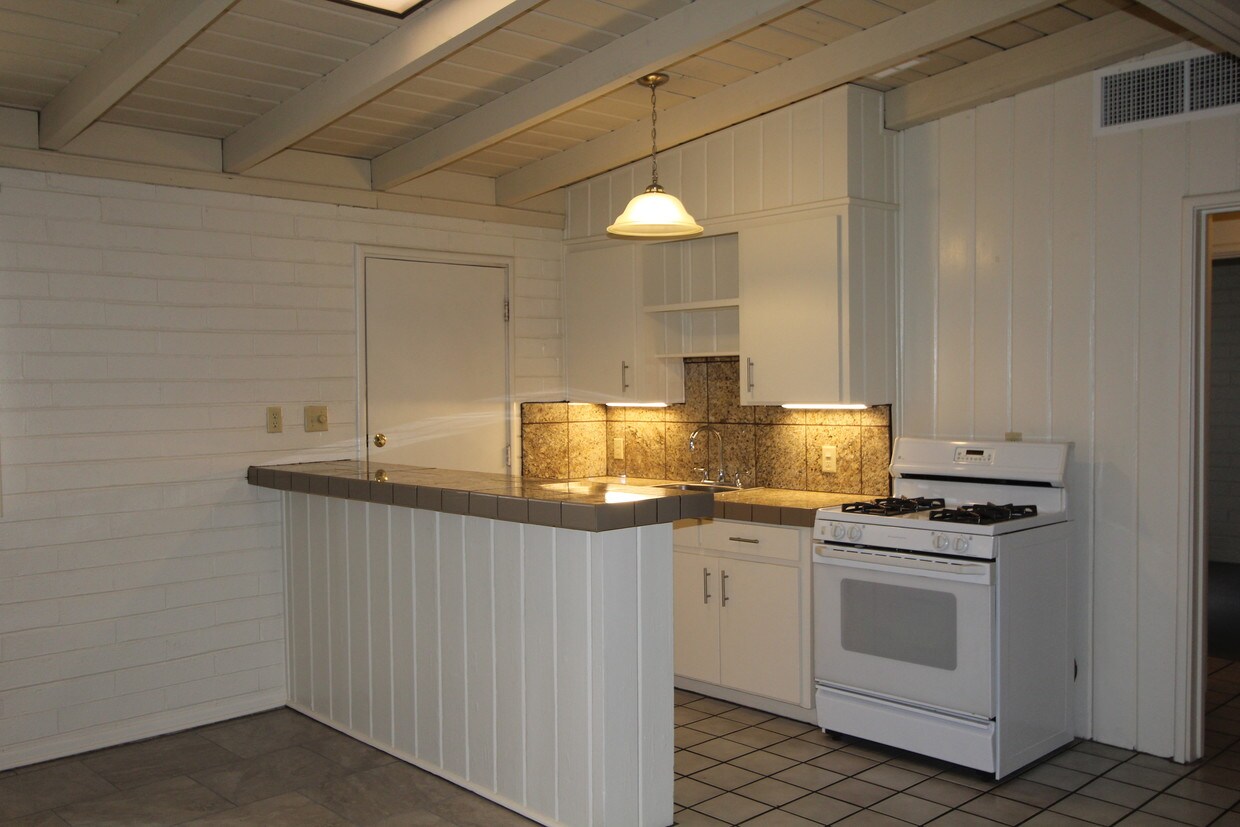 Kitchen - 730 E Adams St