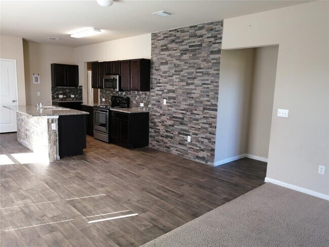 Foto del edificio - 14313 Almodine Rd